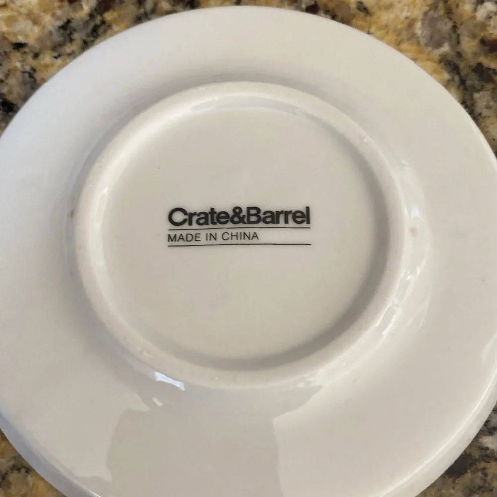 Crate & Barrel Black and White Demitasse Espresso Cup Set. 4 cups/4 saucers.